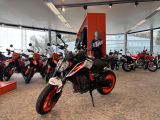 KTM 890 bei Gebrauchtwagen.expert - Abbildung (2 / 14) KTM 890 bei Gebrauchtwagen.expert - Abbildung (2 / 14)