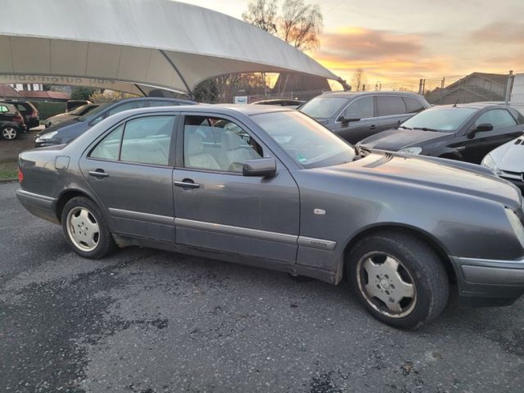 Mercedes-Benz E-Klasse bei Gebrauchtwagen.expert - Hauptabbildung Mercedes-Benz E-Klasse bei Gebrauchtwagen.expert - Hauptabbildung