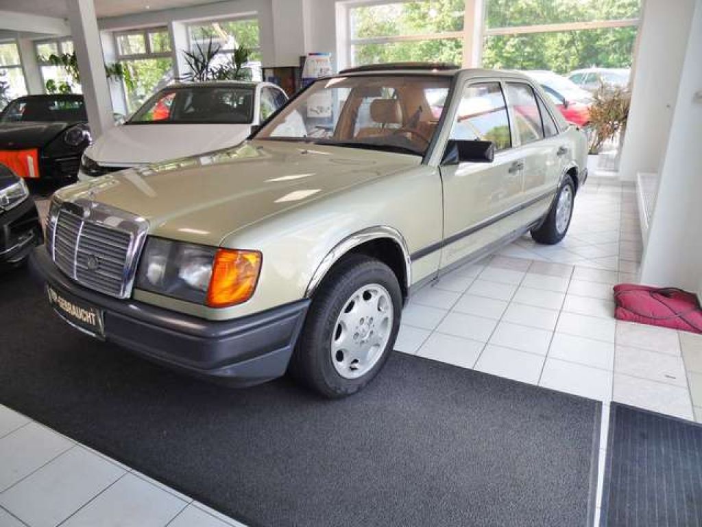 Mercedes-Benz E-Klasse bei Gebrauchtwagen.expert - Hauptabbildung Mercedes-Benz E-Klasse bei Gebrauchtwagen.expert - Hauptabbildung